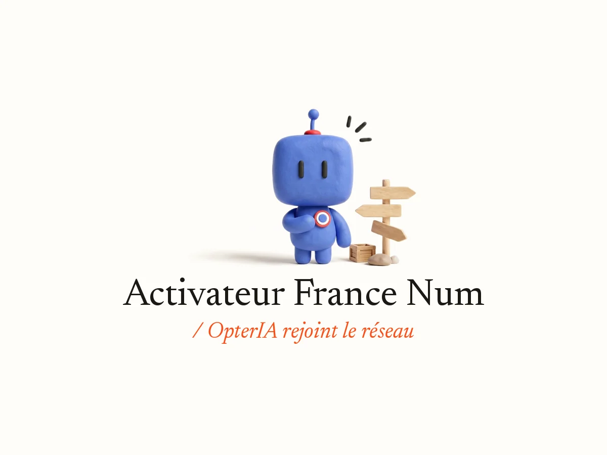 Bobby, la mascotte d’OpterIA en pâte à modeler bleu roi, épingle une cocarde bleu, blanc, rouge sur sa poitrine à côté d’un panneau indicateur en bois : OpterIA, Activateur France Num