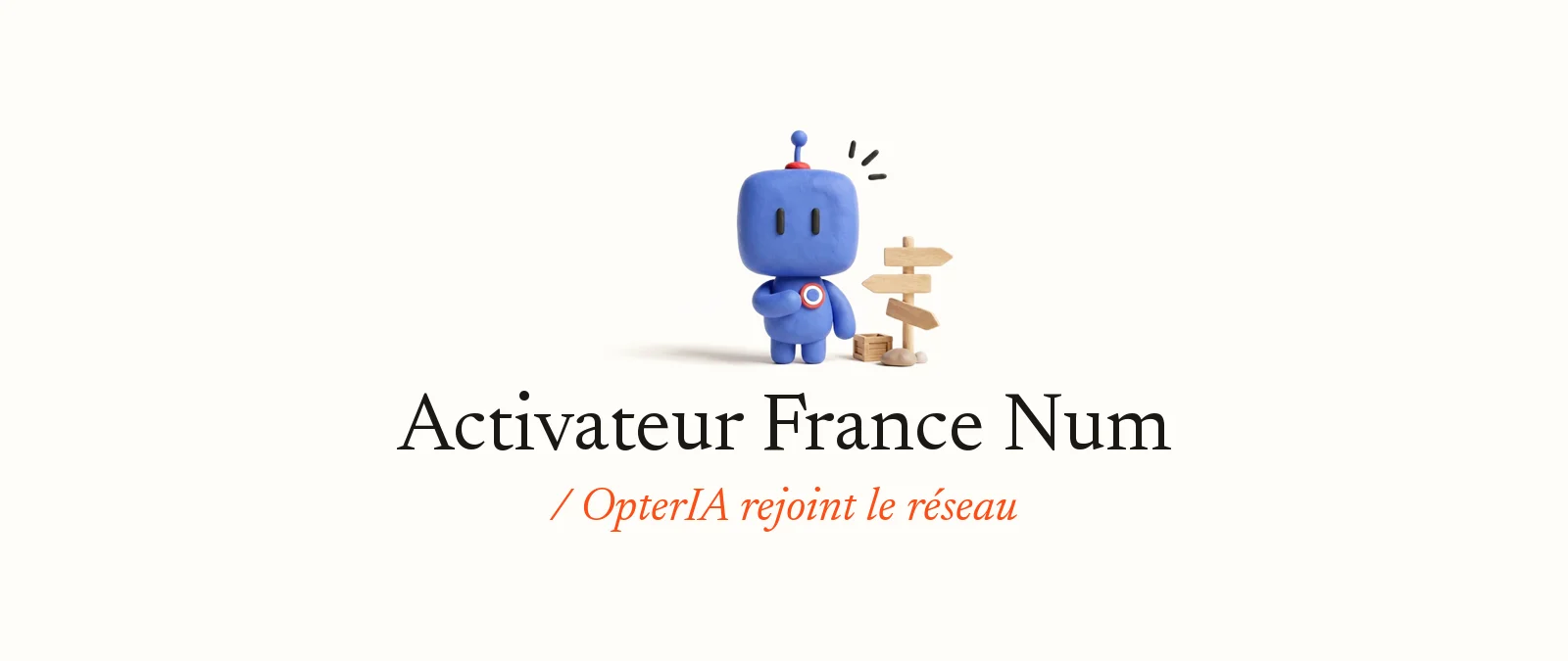 Bobby, la mascotte d’OpterIA en pâte à modeler bleu roi, épingle une cocarde bleu, blanc, rouge sur sa poitrine à côté d’un panneau indicateur en bois : OpterIA, Activateur France Num