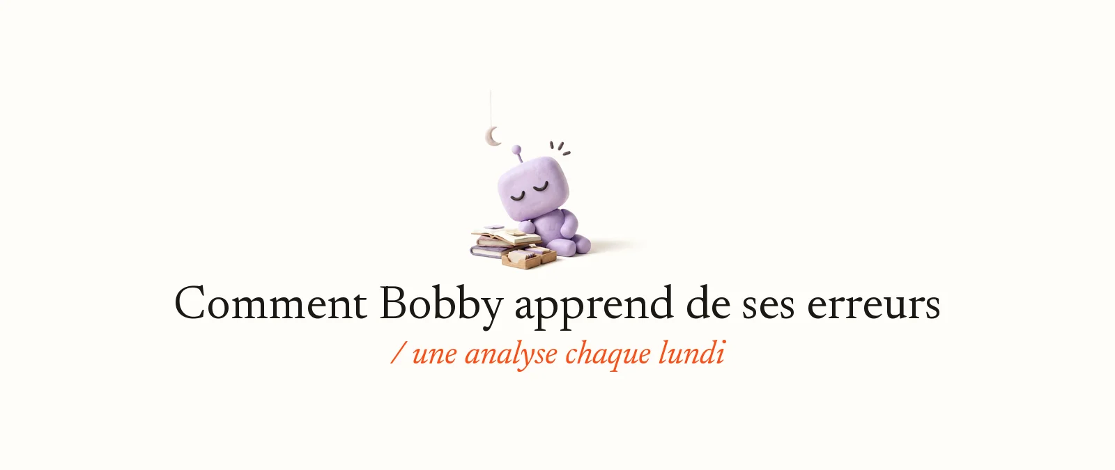 Bobby, la mascotte d’OpterIA en pâte à modeler lilas, dort assis contre une pile de carnets pendant que des fiches sont rangées dans deux petits casiers en bois, sous un croissant de lune : comment Bobby apprend de ses erreurs