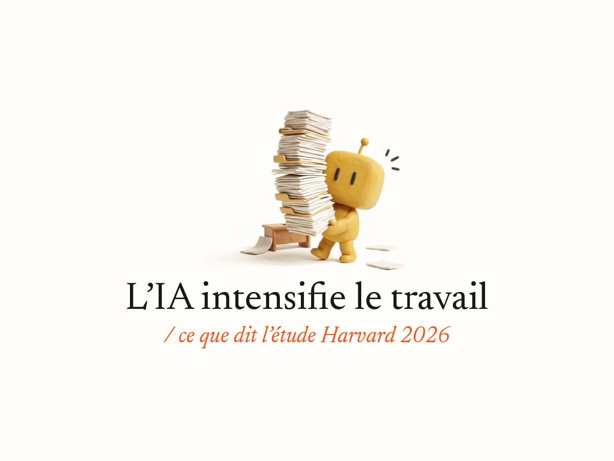 Bobby, la mascotte d’OpterIA en pâte à modeler jaune moutarde, porte une pile de dossiers plus haute que lui : L’IA intensifie le travail, ce que dit l’étude Harvard 2026